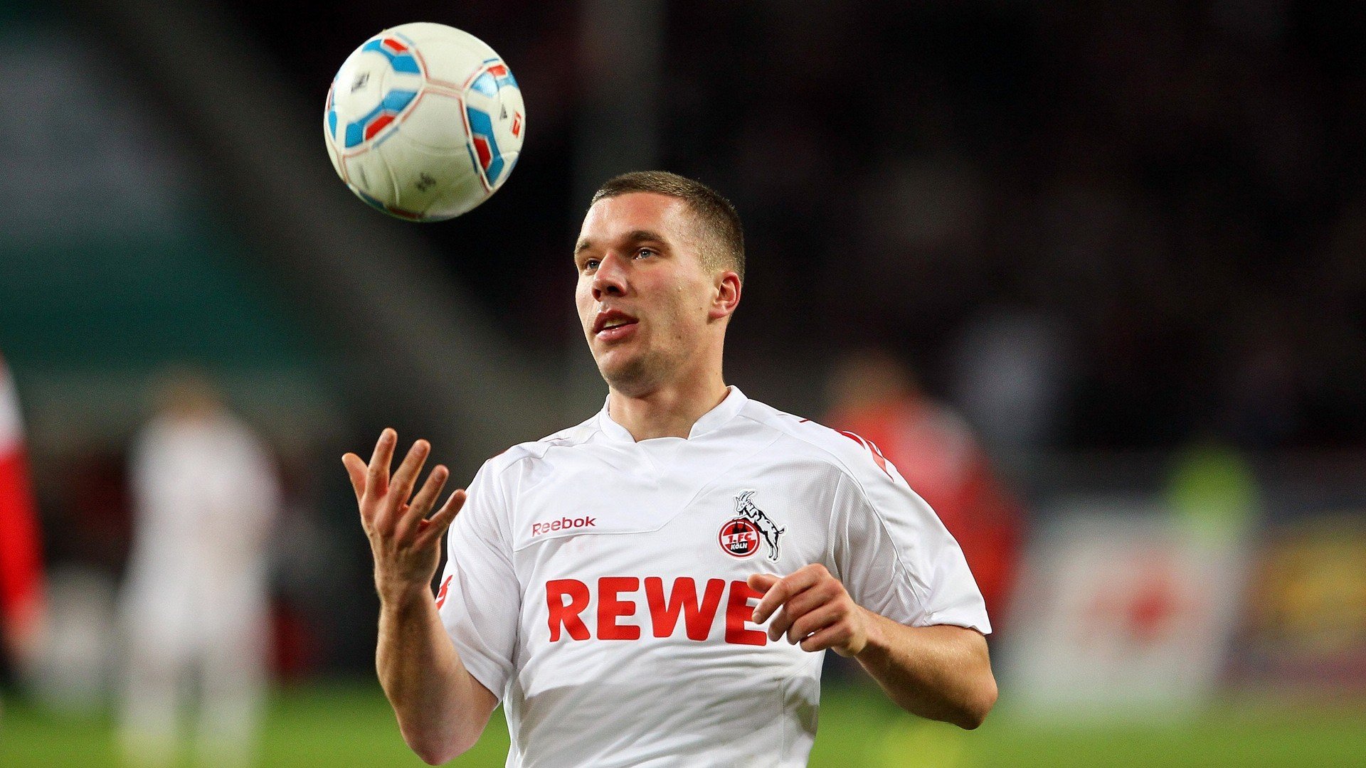 开云官方-德甲极速反击:冲破防线的瞬间令人惊叹,德甲打法